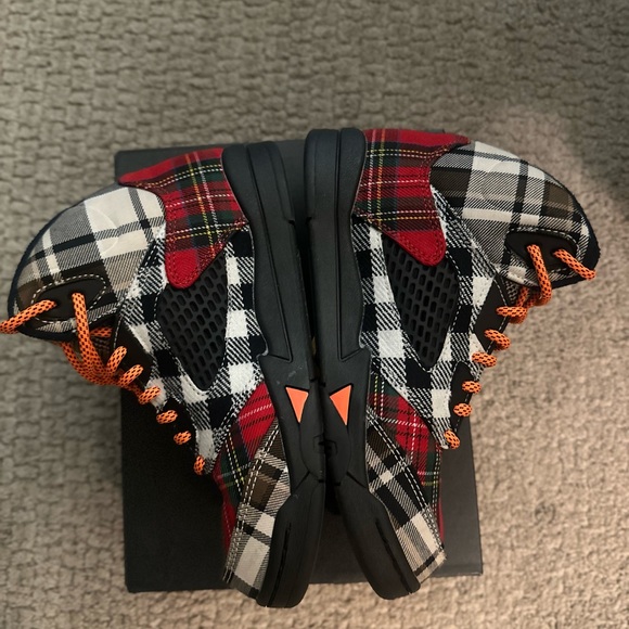 Brand new Jordan 5. Plaid color. - Picture 4 of 4